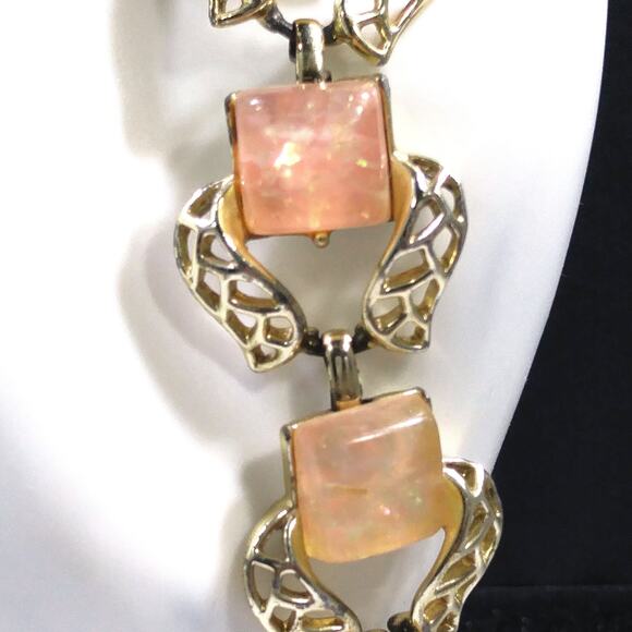 Vintage Coro Lucite Confetti Bracelet, Pink Lucite & Gold Tone Metal, 1950s - Picture 2 of 10